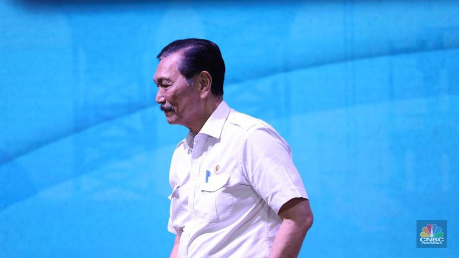 Menteri Koordinator Bidang Kemaritiman dan Investasi (Menko Marves), Luhut Binsar Pandjaitan menyampikan pemaparan saat Keynote Speech dalam acara MINDialogue Mining Outlook 2024 di Jakarta, Kamis (20/6/2024). (CNBC Indonesia/Tri Susilo)
