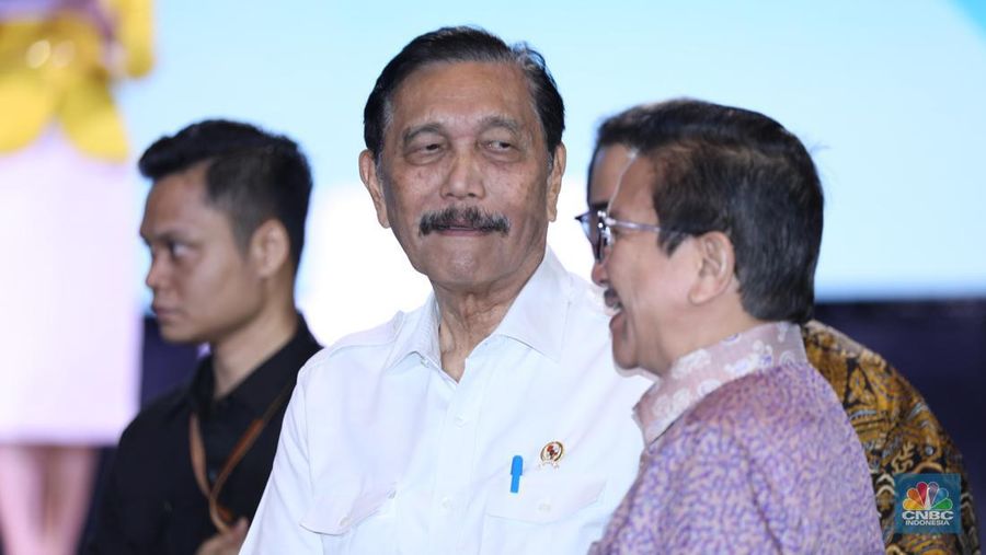 Menteri Koordinator Bidang Kemaritiman dan Investasi (Menko Marves), Luhut Binsar Pandjaitan menyampikan pemaparan saat Keynote Speech dalam acara MINDialogue Mining Outlook 2024 di Jakarta, Kamis (20/6/2024). (CNBC Indonesia/Tri Susilo)