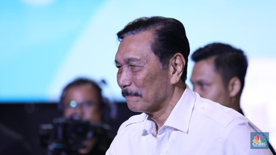 Menteri Koordinator Bidang Kemaritiman dan Investasi (Menko Marves), Luhut Binsar Pandjaitan menyampikan pemaparan saat Keynote Speech dalam acara MINDialogue Mining Outlook 2024 di Jakarta, Kamis (20/6/2024). (CNBC Indonesia/Tri Susilo)