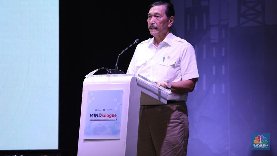 Menteri Koordinator Bidang Kemaritiman dan Investasi (Menko Marves), Luhut Binsar Pandjaitan menyampikan pemaparan saat Keynote Speech dalam acara MINDialogue Mining Outlook 2024 di Jakarta, Kamis (20/6/2024). (²©²ÊÍøÕ¾/Tri Susilo)