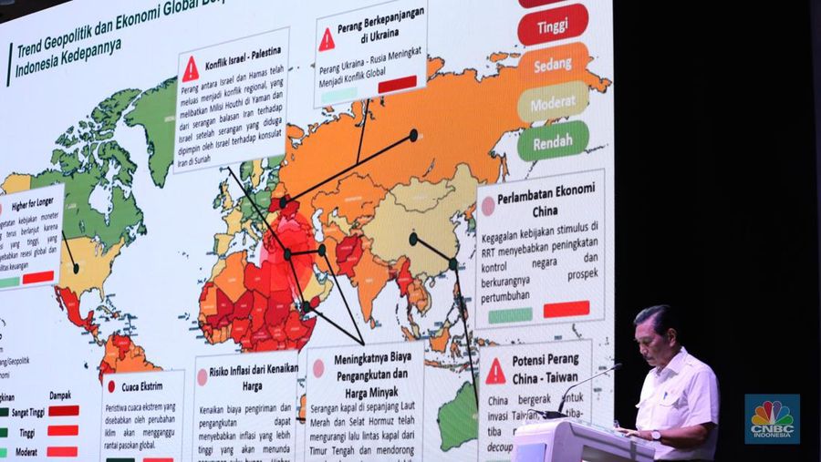 Menteri Koordinator Bidang Kemaritiman dan Investasi (Menko Marves), Luhut Binsar Pandjaitan menyampikan pemaparan saat Keynote Speech dalam acara MINDialogue Mining Outlook 2024 di Jakarta, Kamis (20/6/2024). (CNBC Indonesia/Tri Susilo)
