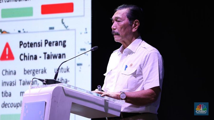 Menteri Koordinator Bidang Kemaritiman dan Investasi (Menko Marves), Luhut Binsar Pandjaitan menyampikan pemaparan saat Keynote Speech dalam acara MINDialogue Mining Outlook 2024 di Jakarta, Kamis (20/6/2024). (CNBC Indonesia/Tri Susilo)