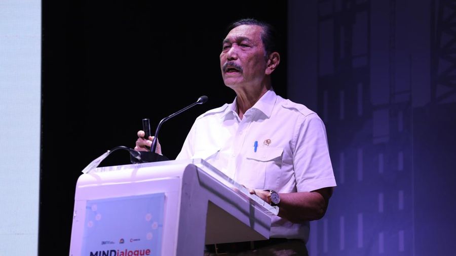 Menteri Koordinator Bidang Kemaritiman dan Investasi (Menko Marves), Luhut Binsar Pandjaitan menyampikan pemaparan saat Keynote Speech dalam acara MINDialogue Mining Outlook 2024 di Jakarta, Kamis (20/6/2024). (վ/Tri Susilo)