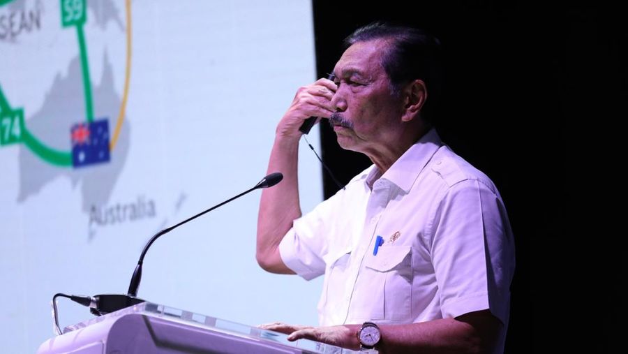 Menteri Koordinator Bidang Kemaritiman dan Investasi (Menko Marves), Luhut Binsar Pandjaitan menyampikan pemaparan saat Keynote Speech dalam acara MINDialogue Mining Outlook 2024 di Jakarta, Kamis (20/6/2024). (²©²ÊÍøÕ¾/Tri Susilo)