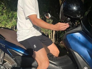 Momen Prof Thom Haye Liburan ke Bali, Jalan-jalan Naik Yamaha Nmax