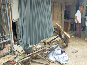 Minibus Tabrak Warung Kue di Palembang, Sopir Diduga Mengantuk