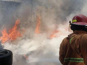 Api Bakaran Sampah Merambat ke Tumpukan Ban di Bekasi, Asap Hitam Membubung