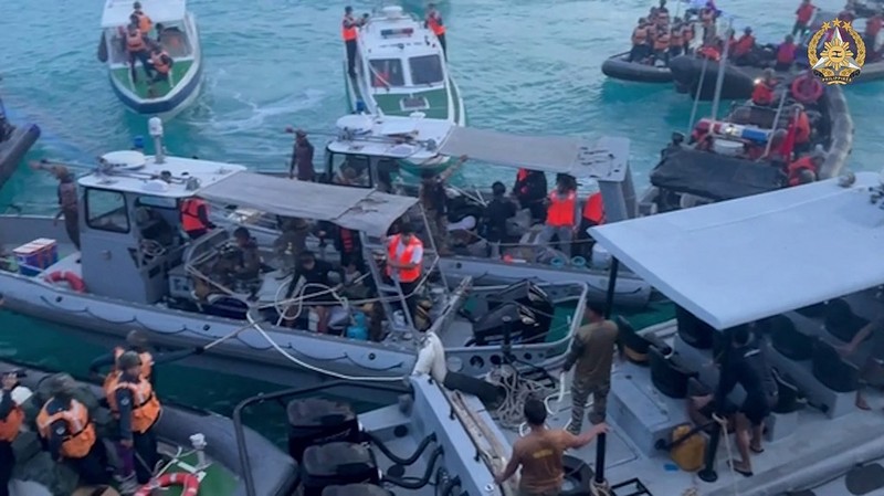 Personel penjaga pantai Tiongkok (kiri, kanan) menaiki perahu karet mereka yang menghalangi angkatan laut Filipina perahu (C) selama konfrontasi di Second Thomas Shoal di Laut Cina Selatan. (Photo by Handout / ARMED FORCES OF THE PHILIPPINES-PUBLIC AFFAIRS OFFICE / AFP)