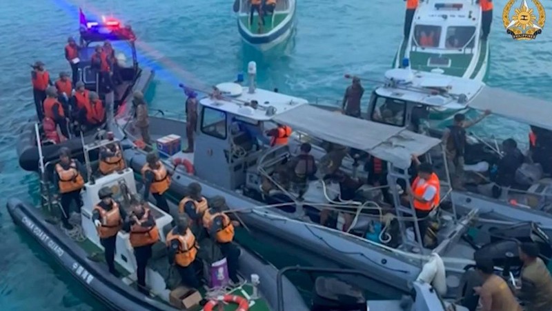 Personel penjaga pantai Tiongkok (kiri, kanan) menaiki perahu karet mereka yang menghalangi angkatan laut Filipina perahu (C) selama konfrontasi di Second Thomas Shoal di Laut Cina Selatan. (Photo by Handout / ARMED FORCES OF THE PHILIPPINES-PUBLIC AFFAIRS OFFICE / AFP)