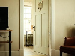 Jangan Pasang Pintu Kamar Berhadapan, Ini Alasannya Jangan Pasang Pintu Kamar Berhadapan, Ini Alasannya