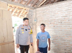 Kepedulian Kapolres Kediri Bedah Rumah Mbah Midjan yang Tak Layak Huni