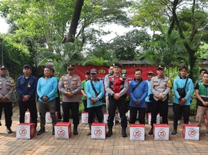 HUT Bhayangkara, Polres Soetta Distribusikan 71 Paket Bansos Kapolri ke Warga
