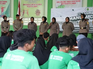 Polwan di Kota Mojokerto Goes to School Cegah Kenakalan Remaja