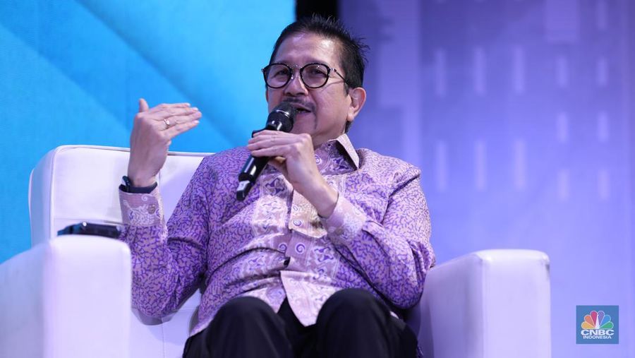 Presiden Direktur PT Freeport Indonesia, Tony Wenas menyampikan pemaparan dalam acara MINDialogue Mining Outlook 2024 di Jakarta, Kamis (20/6/2024). (CNBC Indonesia/Tri Susilo)