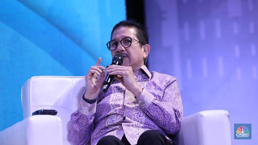 Presiden Direktur PT Freeport Indonesia, Tony Wenas menyampikan pemaparan dalam acara MINDialogue Mining Outlook 2024 di Jakarta, Kamis (20/6/2024). (CNBC Indonesia/Tri Susilo)