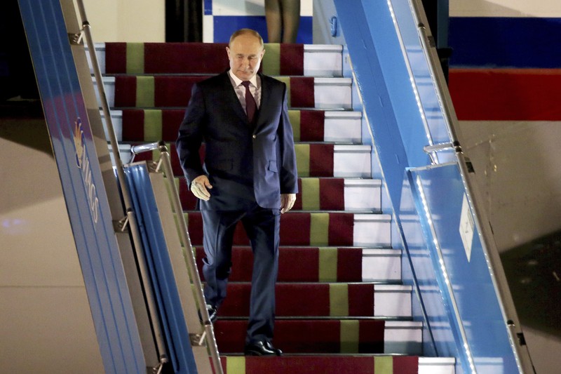 Presiden Rusia Vldimir Putin tiba di Bandara Internasional Noi Bai. Hanoi, VIetnam, Kamis (20/6/2024). (REUTERS/Athit Perawongmetha)