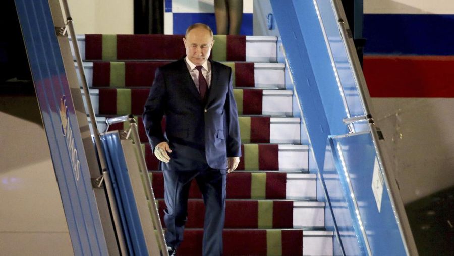Presiden Rusia Vldimir Putin tiba di Bandara Internasional Noi Bai. Hanoi, VIetnam, Kamis (20/6/2024). (REUTERS/Athit Perawongmetha)