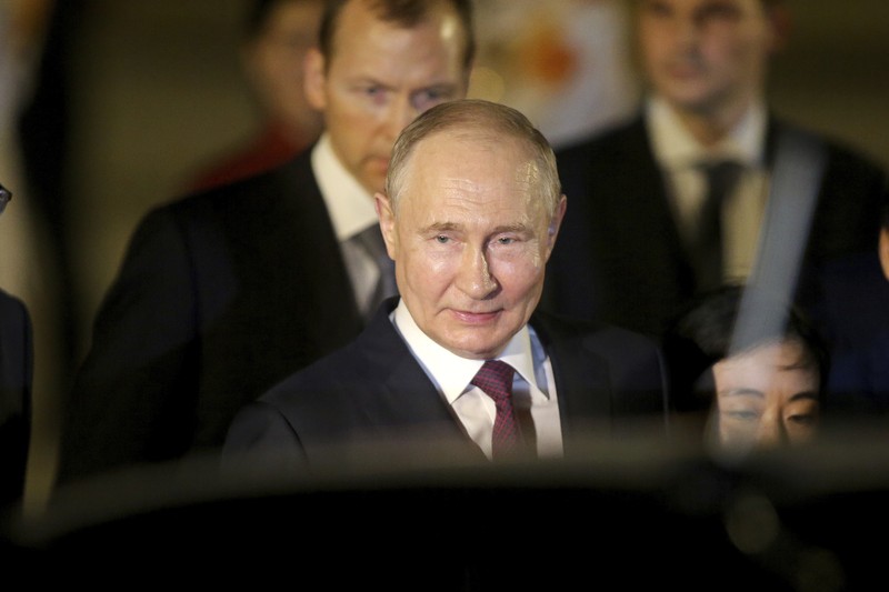 Presiden Rusia Vldimir Putin tiba di Bandara Internasional Noi Bai. Hanoi, VIetnam, Kamis (20/6/2024). (REUTERS/Athit Perawongmetha) Presiden Rusia Vldimir Putin tiba di Bandara Internasional Noi Bai. Hanoi, VIetnam, Kamis (20/6/2024). (REUTERS/Athit Perawongmetha)