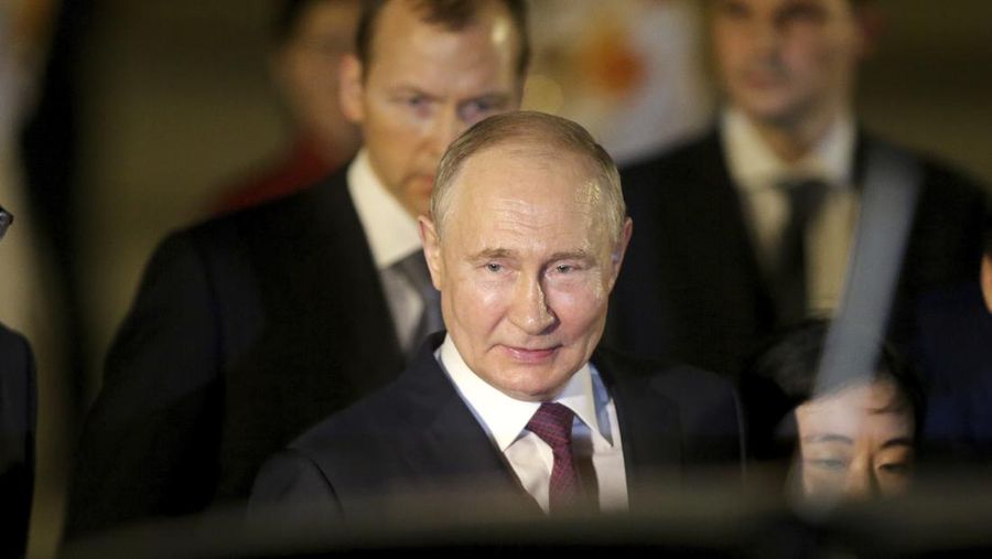Presiden Rusia Vldimir Putin tiba di Bandara Internasional Noi Bai. Hanoi, VIetnam, Kamis (20/6/2024). (AP Photo/Minh Hoang)