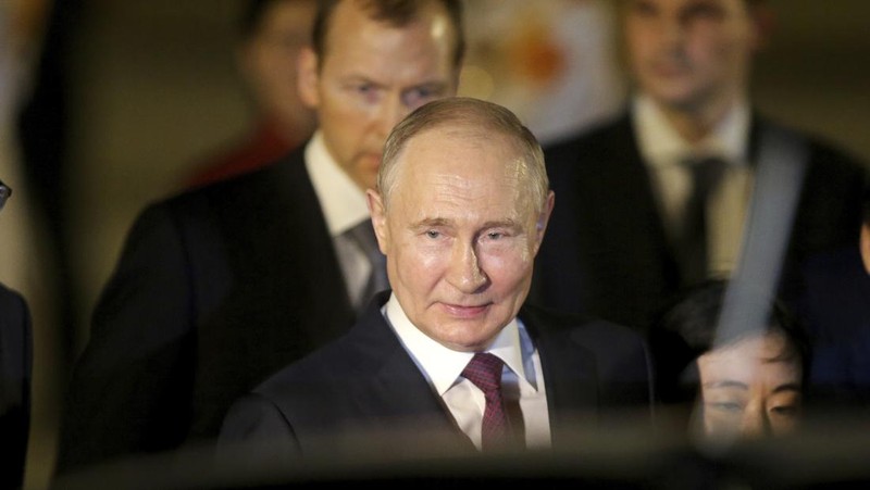 Presiden Rusia Vldimir Putin tiba di Bandara Internasional Noi Bai. Hanoi, VIetnam, Kamis (20/6/2024). (REUTERS/Athit Perawongmetha)