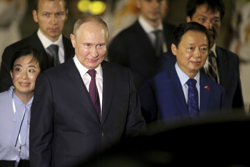 Presiden Rusia Vldimir Putin tiba di Bandara Internasional Noi Bai. Hanoi, VIetnam, Kamis (20/6/2024). (REUTERS/Athit Perawongmetha) Presiden Rusia Vldimir Putin tiba di Bandara Internasional Noi Bai. Hanoi, VIetnam, Kamis (20/6/2024). (REUTERS/Athit Perawongmetha)