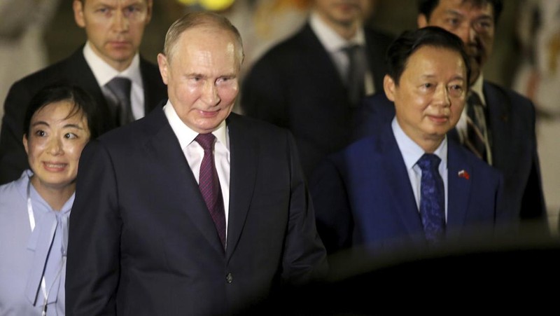 Presiden Rusia Vldimir Putin tiba di Bandara Internasional Noi Bai. Hanoi, VIetnam, Kamis (20/6/2024). (REUTERS/Athit Perawongmetha)