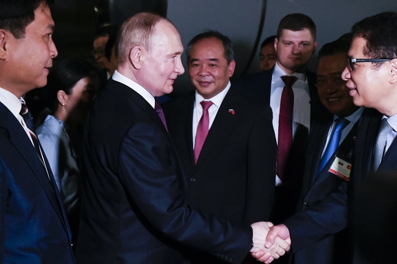 Presiden Rusia Vldimir Putin tiba di Bandara Internasional Noi Bai. Hanoi, VIetnam, Kamis (20/6/2024). (REUTERS/Athit Perawongmetha)