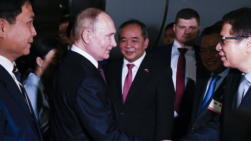 Presiden Rusia Vldimir Putin tiba di Bandara Internasional Noi Bai. Hanoi, VIetnam, Kamis (20/6/2024). (REUTERS/Athit Perawongmetha)