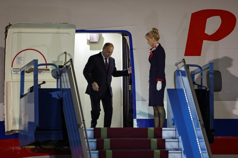 Presiden Rusia Vldimir Putin tiba di Bandara Internasional Noi Bai. Hanoi, VIetnam, Kamis (20/6/2024). (REUTERS/Athit Perawongmetha)