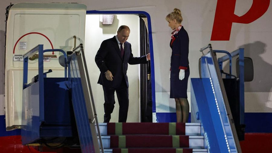 Presiden Rusia Vldimir Putin tiba di Bandara Internasional Noi Bai. Hanoi, VIetnam, Kamis (20/6/2024). (REUTERS/Athit Perawongmetha)