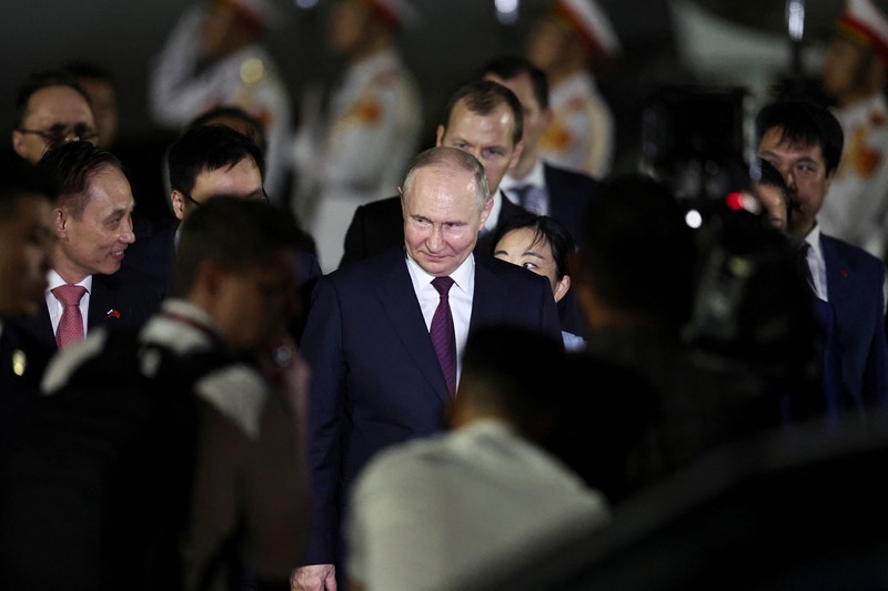 Presiden Rusia Vldimir Putin tiba di Bandara Internasional Noi Bai. Hanoi, VIetnam, Kamis (20/6/2024). (REUTERS/Athit Perawongmetha)