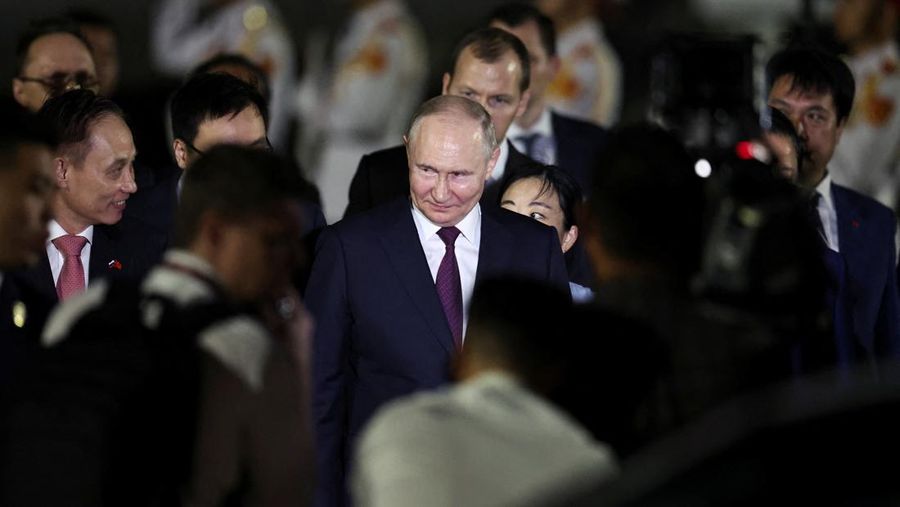 Presiden Rusia Vldimir Putin tiba di Bandara Internasional Noi Bai. Hanoi, VIetnam, Kamis (20/6/2024). (REUTERS/Athit Perawongmetha)