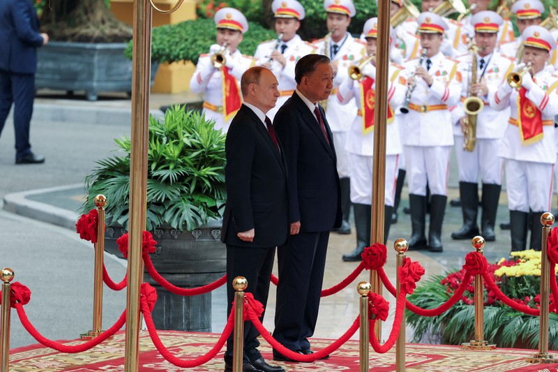 Presiden Vietnam, To Lam menyambut kedatanagan Presiden Rusia Vladimir Putin di Istana Kepresidenan, Hanoi, VIetnam, Kamis (20/6/2024). (REUTERS/Athit Perawongmetha)