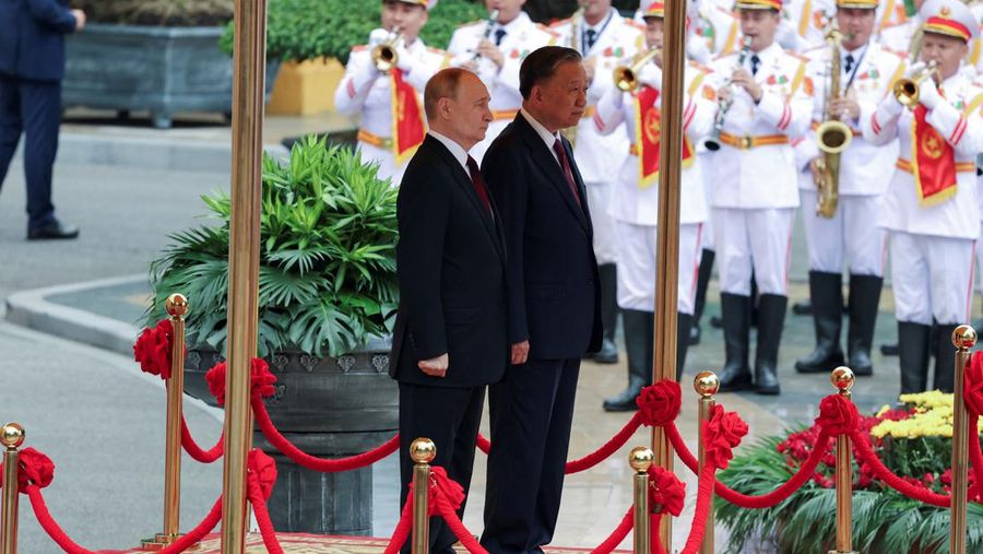 Presiden Vietnam, To Lam menyambut kedatanagan Presiden Rusia Vladimir Putin di Istana Kepresidenan, Hanoi, VIetnam, Kamis (20/6/2024). (REUTERS/Athit Perawongmetha)
