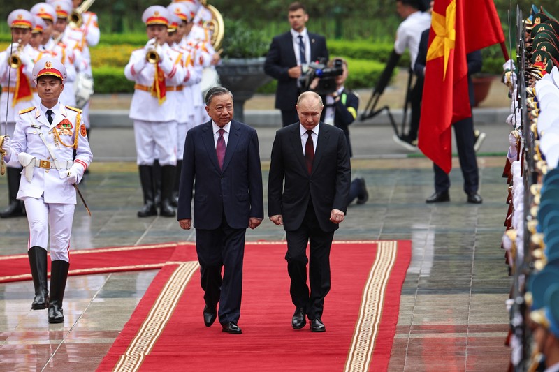 Presiden Vietnam, To Lam menyambut kedatanagan Presiden Rusia Vladimir Putin di Istana Kepresidenan, Hanoi, VIetnam, Kamis (20/6/2024). (REUTERS/Athit Perawongmetha) Presiden Vietnam, To Lam menyambut kedatanagan Presiden Rusia Vladimir Putin di Istana Kepresidenan, Hanoi, VIetnam, Kamis (20/6/2024). (REUTERS/Athit Perawongmetha)