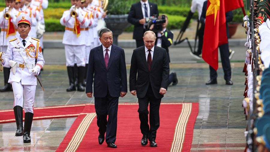 Presiden Vietnam, To Lam menyambut kedatanagan Presiden Rusia Vladimir Putin di Istana Kepresidenan, Hanoi, VIetnam, Kamis (20/6/2024). (REUTERS/Athit Perawongmetha)