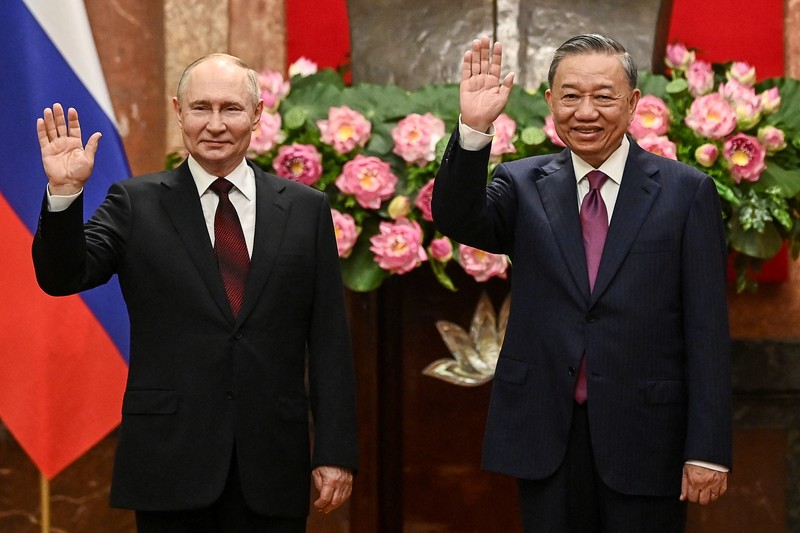 Presiden Vietnam, To Lam menyambut kedatanagan Presiden Rusia Vladimir Putin di Istana Kepresidenan, Hanoi, VIetnam, Kamis (20/6/2024). (REUTERS/Athit Perawongmetha) Presiden Vietnam, To Lam menyambut kedatanagan Presiden Rusia Vladimir Putin di Istana Kepresidenan, Hanoi, VIetnam, Kamis (20/6/2024). (REUTERS/Athit Perawongmetha)