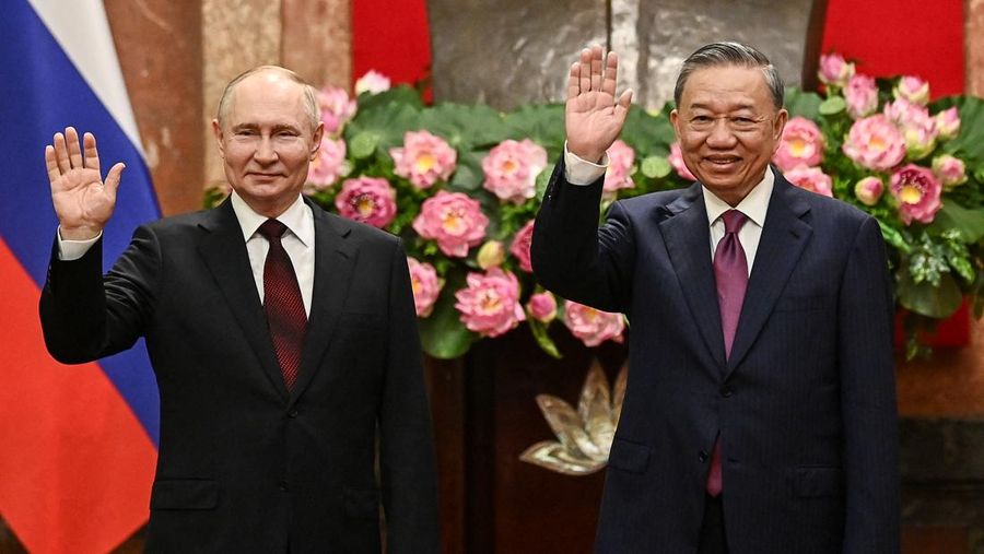 Presiden Vietnam, To Lam menyambut kedatanagan Presiden Rusia Vladimir Putin di Istana Kepresidenan, Hanoi, VIetnam, Kamis (20/6/2024). (REUTERS/Athit Perawongmetha)