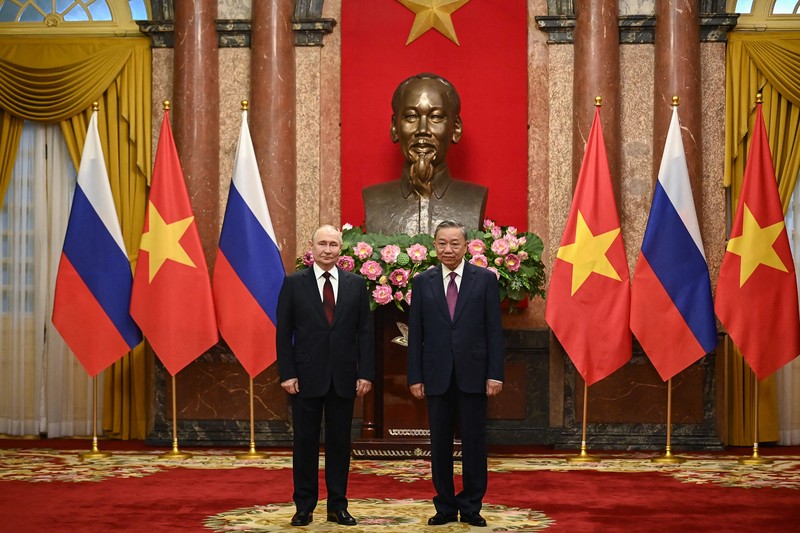 Presiden Vietnam, To Lam menyambut kedatanagan Presiden Rusia Vladimir Putin di Istana Kepresidenan, Hanoi, VIetnam, Kamis (20/6/2024). (REUTERS/Athit Perawongmetha) Presiden Vietnam, To Lam menyambut kedatanagan Presiden Rusia Vladimir Putin di Istana Kepresidenan, Hanoi, VIetnam, Kamis (20/6/2024). (REUTERS/Athit Perawongmetha)