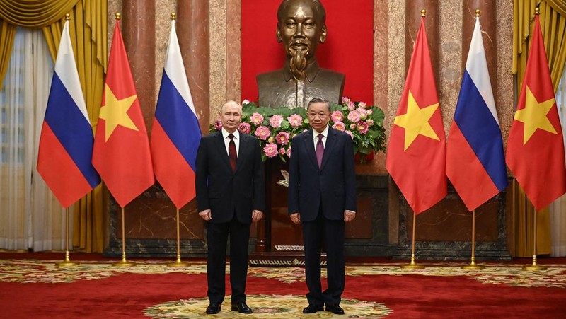 Presiden Vietnam, To Lam menyambut kedatanagan Presiden Rusia Vladimir Putin di Istana Kepresidenan, Hanoi, VIetnam, Kamis (20/6/2024). (REUTERS/Athit Perawongmetha)