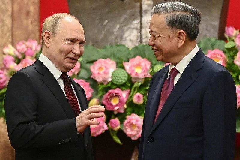 Presiden Vietnam, To Lam menyambut kedatanagan Presiden Rusia Vladimir Putin di Istana Kepresidenan, Hanoi, VIetnam, Kamis (20/6/2024). (REUTERS/Athit Perawongmetha)