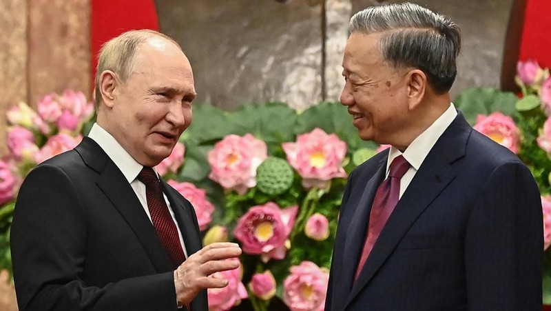 Presiden Vietnam, To Lam menyambut kedatanagan Presiden Rusia Vladimir Putin di Istana Kepresidenan, Hanoi, VIetnam, Kamis (20/6/2024). (REUTERS/Athit Perawongmetha)
