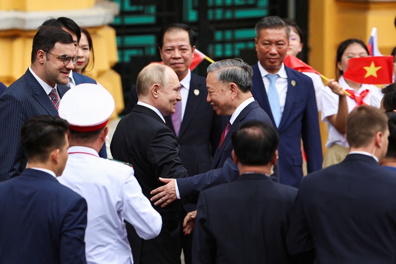 Presiden Vietnam, To Lam menyambut kedatanagan Presiden Rusia Vladimir Putin di Istana Kepresidenan, Hanoi, VIetnam, Kamis (20/6/2024). (REUTERS/Athit Perawongmetha) Presiden Vietnam, To Lam menyambut kedatanagan Presiden Rusia Vladimir Putin di Istana Kepresidenan, Hanoi, VIetnam, Kamis (20/6/2024). (REUTERS/Athit Perawongmetha)