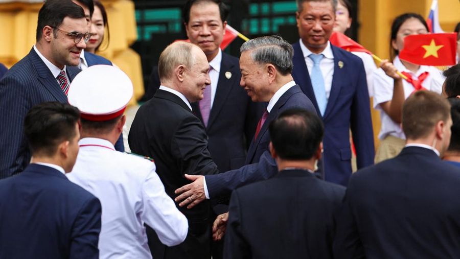 Presiden Vietnam, To Lam menyambut kedatanagan Presiden Rusia Vladimir Putin di Istana Kepresidenan, Hanoi, VIetnam, Kamis (20/6/2024). (REUTERS/Athit Perawongmetha)