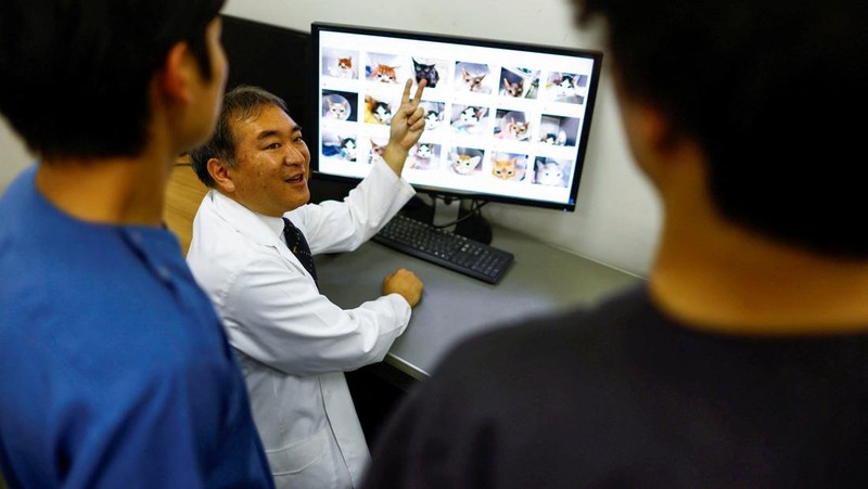 Profesor Universitas Nihon dan kepala Pusat Medis Hewan Universitas Nihon Kazuya Edamura, 49, melakukan pemeriksaan X-ray pada seekor kucing di pusat medis di Fujisawa, selatan Tokyo, Jepang 11 Juni 2024. (REUTERS/Issei Kato)
