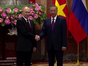 Beranjak dari Korea Utara, Putin Kini Mendarat di Vietnam