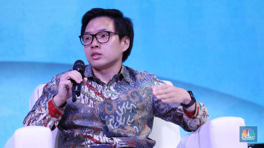 Senior Vice President (SVP) Macquarie Group, Dony Setiady menyampikan pemaparan dalam acara MINDialogue Mining Outlook 2024 di Jakarta, Kamis (20/6/2024). (CNBC Indonesia/Tri Susilo)