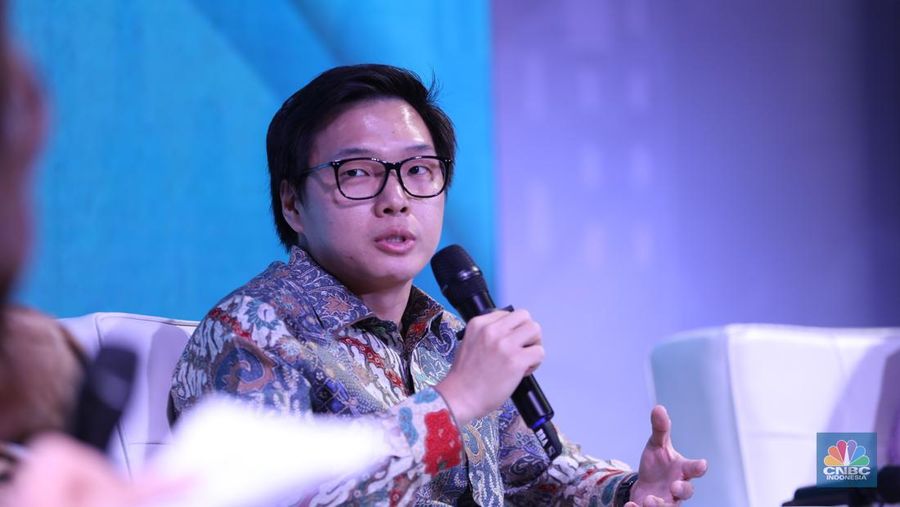 Senior Vice President (SVP) Macquarie Group, Dony Setiady menyampikan pemaparan dalam acara MINDialogue Mining Outlook 2024 di Jakarta, Kamis (20/6/2024). (CNBC Indonesia/Tri Susilo)