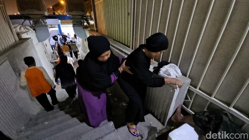 Kondisi dalam tenda jemaah haji Indonesia yang terlihat sempit saat Tim Pengawas Haji DPR RI meninjau lokasi di Mina, Senin (17/6/2024). (Dok. dpr.go.id) Kondisi dalam tenda jemaah haji Indonesia yang terlihat sempit saat Tim Pengawas Haji DPR RI meninjau lokasi di Mina, Senin (17/6/2024). (Dok. dpr.go.id)