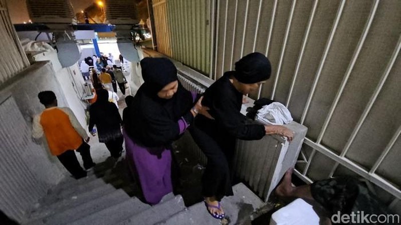 Kondisi dalam tenda jemaah haji Indonesia yang terlihat sempit saat Tim Pengawas Haji DPR RI meninjau lokasi di Mina, Senin (17/6/2024). (Dok. dpr.go.id)